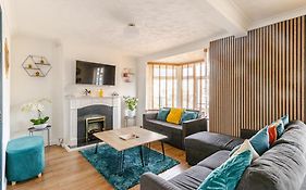 Beautiful 3 Bedroom House With Garden + Parking